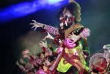 Sejumlah pelajar asal Bali membawakan Tari Barongsay pada Festival Seni Pelajar se-Jawa dan Bali di Serang, Banten, Selasa (2/7). Festival itu selain untuk memanfaatkan waktu libur sekolah mereka, juga untuk meningkatkan apresiasi seni daerah di kalangan pelajar. ANTARA FOTO/Asep Fathulrahman/Koz/Spt/13.