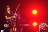 Gitaris asal Amerika Serikat Steve Vai memainkan gitar saat konser bertajuk The Story of The Light di Tennis Indoor Senayan, Jakarta, Senin malam (22/7). Konser untuk mempromosikan album terbarunya itu akan berlangsung di lebih dari 200 kota di berbagai negara di Asia, Eropa, dan Amerika Serikat. ANTARA FOTO/Andika Wahyu/nym/2013.