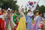 Delegasi kesenian dari Korea Selatan pada Pembukaan Pesta Adat Seni dan Budaya Erau Pelas Benua dan Internasional Folklore and
Art Festival di Stadion Madya Aji Imbut, Tenggarong, Kutai Kartanegara, Minggu (30/6) siang. (Hayru Abdi/ANTARA Kaltim)