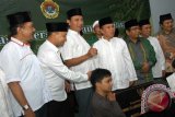 Wakil Walikota Bogor Ahmad Ru'yat (tengah) bersama Kepala Kanwil Kemenang Propinsi Jawa Barat Saeroji (4 kanan), Ketua Umum DPP LDII Abdullah Syam (3 kiri) bercengkrama dalam kegiatan santunan 1.000 anak yatim dhuafa di Ponpes Nurul Iman  LDII kota Bogor, Jabar, Senin (15/7). Pemberian santunan ini merupakan implementasi dari salah satu program kerja hasil Rakernas LDII tahun 2012. ANTARABOGOR/Jafkhairi