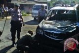 Polisi memeriksa mobil milik anggota Front Pembela Islam (FPI) yang dibakar massa setelah terjadinya bentrok antara FPI dengan warga di Kecamatan Sukorejo, Kendal, Jawa Tengah, Kamis (18/7). Bentrokan yang dipicu penolakan warga terhadap aksi sweeping yang dilakukan anggota FPI Temanggung itu mengakibatkan sejumlah anggota FPI dan warga menderita luka, satu unit mobil dibakar serta seorang perempuan bernama Tri Munarti tewas tertabrak mobil. ANTARA FOTO/Ediyanto/nym/2013.