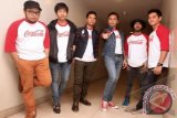 Grup band Nidji berfoto pada peluncuran single terbaru mereka "Cahaya Ramadhan" di Grand Indonesia, Jakarta, Kamis (4/7). Lagu bertema Ramadhan Coca-cola itu bercerita tentang semangat umat muslim meraih kemenangan dalam menjalankan ibadah puasa. ANTARA FOTO/Muhammad Adimaja/Koz/Spt/13.