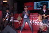 Grup band Nidji tambil membawaakan lagu pada peluncuran single terbaru mereka "Cahaya Ramadhan" di Grand Indonesia, Jakarta, Kamis (4/7). Lagu bertema Ramadhan Coca-cola itu bercerita tentang semangat umat muslim meraih kemenangan dalam menjalankan ibadah puasa. ANTARA FOTO/Muhammad Adimaja/Koz/Spt/13.