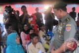 Kepala Stad Angkatan Darat (Kasad) Jenderal TNI Moeldoko menemui salah pasien peserta operasi bibir sumbing yang dilaksanakan di halaman Kantor Bupati Kutai Kartanegera, Sabtu (6/7). Tampak Kasad sedang berbicara dengan Ramlan (12 tahun), salah satu peserta operasi bibir sumbing didampingi orang tua angkatnya Murni (56 tahun) berasal dari RT 7 Desa Muara Badak Kutai Kartanegara. (Adi Sagaria/ANTARA)