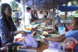 Suasana kegiatan warga berburu tajil atau makanan berbuka puasa di Pasar Ramadhan, Jl S Parman, Tenggarong, Kabupaten Kutai Kartanegara, Kaltim. (Hayru Abdi/ANTARA Kaltim)