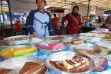 Samarinda (ANTARA Kaltim) - Seorang penjual jajanan amparan tatak melayani pembeli di Pasar Ramadhan GOR Segiri Samarinda, Jumat (12/7). Amparan tatak merupakan jajanan khas berbuka puasa yang banyak diburu warga Samarinda sebagai makanan khas berbuka yang dijual pada penjaja makanan yang menempati kios yang disiapkan Pemerintah Kota Samarinda di lapangan Parkir Gor Segiri Samarinda. (Amirullah/ANTARA) 
