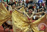 Dua seniman membawakan kesenian Bumbang dalam pagelaran kesenian rekonstruksi di Pesta Kesenian Bali ke-35, Taman Budaya Denpasar, Jumat (12/7). Seni tari Bali yang diiringi gamelan berbahan bambu itu direkonstruksi pementasannya di Pesta Kesenian Bali karena merupakan kesenian yang hampir punah. ANTARA FOTO/Nyoman Budhiana/Koz/Spt/13.