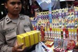 Polisi menyita petasan berdaya ledak tinggi ketika razia di Pasar Induk Rau, Serang, Banten, Rabu (17/7). Ribuan batang petasan disita aparat karena berbahaya dan mengganggu ketertiban. ANTARA FOTO/Asep Fathulrahman/nym/2013.