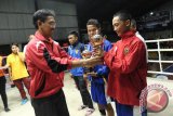 Banjarmasin, 3/7 - Raih Petinju Harapan - Kepala Bidang Keolahragaan Dispora Kalsel Khairul Saleh menterahkan piala Petinju Harapan Junior Putra Kejurnas Tinju antar PPLP kepada petinju Kalsel Tri Putra di GOR Suria Arena Banjarmasin, Kamis (4/7). Kalsel berhasil menduduki peringkat lima dengan tiga emas dan sepuluh perunggu. Foto Antara Kalsel/Herry Murdy Hermawan/B