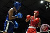 Banjarmasin, 3/7 - Emas Ketiga Kalsel - Petinju Kalsel Hendra Purwanto (merah) saat menghadapi lawannya M Jerry Fernando dari Sumatera Utara di kelas 69 kilogram Youth Putra di final Kejurnas Tinju antar PPLP di GOR Suria Arena Banjarmasin, Rabu (3/7). Hendra berhasil menyumbangkan emas ketiga bagi kontingen Kalimantan Selatan, sehingga menempati peringkat ke lima atau peringkat tertinggi yang pernah dicapai selama mengikuti Kejurnas ini. Foto Antara Kalsel/Herry Murdy Hermawan/B