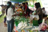 Pasar murah yang digelar Disperindagkop dan UMKM Provinsi Kaltim diminati warga yang ingin membeli sembako dengan harga murah, Kamis (4/7). (M Ghofar/ANTARA)