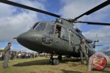 Prajurit TNI berjaga di sekitar helikopter M1 milik TNI AD yang mendarat di perbatasan Indonesia - Timor Leste, Desa Looluna, Belu, Nusa Tenggara Timur (NTT), Kamis (4/7). Selain bertugas menjaga keamanan, TNI AD juga mendirikan Pos Kesehatan yang dapat dimanfaatkan warga di sekitar Desa Looluna yang berbatasan langsung dengan Timor Leste. ANTARA FOTO/Yudhi Mahatma/ss/mes/13