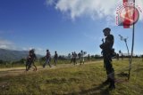 Prajurit TNI berjaga di perbatasan Indonesia - Timor Leste di Desa Looluna, Belu, Nusa Tenggara Timur (NTT), Kamis (4/7). Selain bertugas menjaga keamanan, TNI AD juga mendirikan Pos Kesehatan yang dapat dimanfaatkan warga di sekitar Desa Looluna yang berbatasan langsung dengan Timor Leste. ANTARA FOTO/Yudhi Mahatma/ss/mes/13