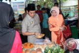 Amuntai (13/7) - Bupati Hulu Sungai Utara (HSU) berbincang akrab dengan salah satu pedagang Pasar RamadHan di Kota Amuntai
yang lokasinya terletak depan Pasar Amuntai. Bupati HSU bersama Ketua PKK dan sejumlah pejabat meninjau satu persatu stand berjualan seusai membuka dan meresmikan berfungsinya Pasar Ramadan tersebut pada Rabu (10/7) sore sebagai sarana alternatif bagi warga untuk membeli dan menyediakan menu berbuka puasa.(Foto Antara/eddy-Humas)
