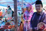 Barabai, 13/7 - Bupati Hulu Sungai Tengah Dr Ir H Harun Nurasid MM MT membuka secara resmi pasar ramadhan 1434 H / 2013 yang berlokasi di pasar keramat Barabai, Rabu, 10 Juli 2013. Pukul 15.30 Wita. Pembukaan pasar ramadhan tersebut dihadiri oleh Unsur FKPD, ketua TP PKK HST Hj tintainah Harun Nurasid beserta jajaran, para asisten, para kepala SKPD, para Camat, dan undangan lainnya serta warga sekitar.(Foto Antara/fathur/B) 

