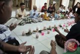 Sejumlah Umat Islam berdoa saat menggelar tradisi Megibung atau makan bersama seperti halnya tradisi adat masyarakat Bali di Masjid Al Muhajirin Kepaon, Denpasar, Bali, Jumat (19/7). Makan bersama di Masjid yang digelar setiap 10 hari sejak mulai bulan puasa itu merupakan tradisi sejak masuknya Islam ke Bali sekitar tahun 1326 H untuk memupuk persaudaraan, saling berbagi dan saling menghormati. ANTARA FOTO/Nyoman Budhiana/nym/2013.