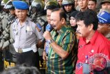 Bupati Penajam Paser Utara (PPU) Andi Harahap menemui dan  berdialog dengan para pengunjuk rasa yang merupakan pegawai negeri sipil (PNS) dan tenaga honorer yang menolak dimutasi di halaman Kantor Bupati PPU, Kamis (47). (Bagus Purwa/ANTARA Kaltim)
