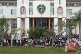 Ratusan pengunjuk rasa dari PNS dan tenaga honorer serta ormas berkumpul di halaman Kantor Bupati PPU, setelah kericuhan aksi unjuk rasa penolakan mutasi, Kamis (47). (Bagus Purwa/ANTARA Kaltim)