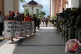 Petugas Satpol PP Kabupaten Penajam Paser Utara (PPU) mengenakan PHH untuk mengantisipasi unjuk rasa menolak mutasi yang dilakukan kembali oleh PNS dan tenaga honorer di lingkungan Pemkab PPU, Kamis (4/7). (Bagus Purwa/ANTARA Kaltim)