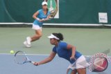 Pasangan unggulan pertama, Ayu Fany Damayanti (kanan) dan Lavinia Tananta, mengembalikan bola ke arah lawannya pasangan Beatrice Gumulya/Jessy Rompies, dalam Turnamen Tenis Internasional So Good Womens Circuit di Lapangan Tenis Manahan, Solo, Jateng, Sabtu (13/7). Ayu/Lavinia menang dengan skor 4-6, 6-1, 10-3 sekaligus menjadi juara. ANTARA FOTO/Akbar Nugroho Gumay/nym/2013.