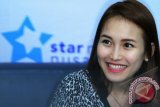 Penyanyi dangdut Ayu Rosmalina alias Ayu Ting Ting bersama suaminya Henry Baskoro Hendarso atau Enji memperlihatkan buku nikah usai mengelar jumpa pers di Jakarta, Jumat, (5/7). Enji merupakan putra mantan Kapolri Bambang Hendarso Danuri itu menikahi Ayu Ting Ting pada Kamis (4/7) di kediaman Ayu di kawasan Depok dengan prosesi pernikahan tertutup bagi media. ANTARA FOTO/Teresia May/Koz/Spt/13.