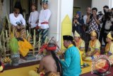 Sultan Kutai Kartanegara HAM Salehuddin II duduk di balai saat menjalani ritual Beluluh. (Johan A Hakim/ANTARA Kaltim)