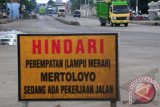 Sejumlah kendaraan melintas di jalur pantura Tegal, Jateng, Minggu (14/7). PPK Bina Marga Provinsi Jawa Tengah mengatakan, jalur pantura belum siap dilalui pemudik pada H-10, karena perbaikan jalan di wilayah Brebes berupa betonisasi sepanjang 380 meter dan pengaspalan yang baru selesai 50 persen. ANTARA FOTO/Oky Lukmansyah/nym/2013.
