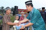 Simalungun, 28/7 - BINGKISAN NAZIR MASJID. Sekretaris Daerah Kabupaten Simalungun Gidion Purba (kanan) memberikan bingkisan kepada nazir masjid pada acara buka puasa bersama di Kecamatan Ujung Padang. Anak yatim, penggali kubur juga memperoleh bingkisan yang sama. (Foto Antarasumut/Ist)