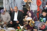Bupati Rita Widyasari didampingi putranya (kanan) bersama Wakil Menteri Kebudayaan Mesir Mohammed (kiri) menikmati nasi kuning di acara Makan Beseprah atau makan bersama secara massal yang merupakan acara rutin Pesta Adat dan Budaya Erau Pelas Benua Etam. (Johan A Hakim/ANTARA Kaltim)