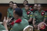 Lima anggota Kopassus Grup II Kandang Menjangan Kartasura terdakwa kasus Lapas Cebongan mendengarkan kesaksian dari Serda Sugeng Sumaryanto dalam sidang berkas 2 di Pengadilan Militer II-11 Yogyakarta, Bantul, Yogyakarta, Selasa (16/7). Dalam sidang berkas 2 ini tiga anggota Kopassus yang juga terdakwa dalam berkas 1 kasus penyerangan Lapas 2B Cebongan tersebut menjadi saksi. ANTARA FOTO/Sigid Kurniawan
