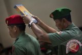 Seorang petugas mengambil sumpah anggota Kopassus Grup II Kandang Menjangan Kartasura, Serda Ucok Tigor Simbolon dengan Al-Quran sebelum bersaksi dalam sidang berkas 2 di Pengadilan Militer II-11 Yogyakarta, Bantul, Yogyakarta, Selasa (16/7). Dalam kesaksiannya, Serda Ucok yang juga salah satu terdakwa dalam berkas 1 kasus penyerangan Lapas 2B Cebongan menjelaskan kronologi peristiwa yang menewaskan 4 tahanan titipan di Lapas tersebut. ANTARA FOTO/Sigid Kurniawan