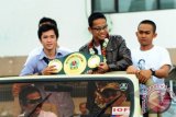 Petinju Indonesia asal Kalbar, Daud 'Cino' Yordan (tengah) memegang sabuk kemenangannya saat konvoi dari Bandara Supadio, Kabupaten Kubu Raya, Kalbar, Rabu (10/7). Daud 'Cino' Yordan tiba di Pontianak dengan membawa sabuk kemenangan atas prestasinya yang telah berhasil menjadi juara dunia kelas ringan versi International Boxing Organization (IBO), setelah menang angka atas Petinju Argentina, Daniel Eduardo 'Tatu' Brizuela di Metro City, Perth, Australia pada Sabtu (6/7). ANTARA FOTO/Jessica Helena Wuysang