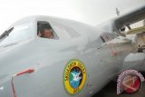 Menteri Pertahanan Purnomo Yusgiantoro, meninjau bagian dalam pesawat CN-235 di kawasan PT. Dirgantara Indonesia (PT. DI), Bandung, Jabar, Sabtu (13/7). Peninjauan tersebut untuk melihat langsung kemampuan teknologi pesawat CN-235. ANTARA FOTO/Fahrul Jayadiputra