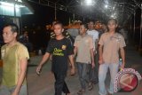Warga negara Indonesia (WNI) bermasalah yang dideportasi pemerintah Negeri Bagian Sabah Malaysia melalui Pelabuhan Internasional Tunon Taka Kabupaten Nunukan, Jumat (12/7). Sebanyak 103 WNI yang dideportasi masing 84 laki-laki, 16 perempuan, satu anak laki-laki dan dua anak perempuan. (M Rusman/ANTARA)