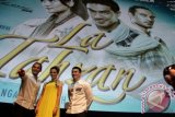 Tiga pemain film La Tahzan (kiri-kanan) Ario Bayu, Atiqah Hasiholan dan Joe Taslim menghadiri gala premier film tersebut di XXI Epicentrum, Jakarta, Senin (29/7). Dalam mengisi liburan lebaran 2013, Falcon Pictures mempersembahkan film drama religi La Tahzan (Jangan Bersedih) yang di angkat dari buku laris berjudul " La Tahzan for Student" akan di rilis pada 2 Agustus 2013. FOTO ANTARA/Teresia May/pd/13.