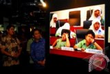 Jakarta (Antara Babel) - Menteri Komunikasi dan Informatika, Tifatul Sembiring (kedua kiri), didampingi Ketua PFI, Jerry Adiguna (kiri), saat pembukaan pameran foto Pewarta Foto Indonesia (PFI) di Grand Indonesia, Jakarta, Senin (15/7). Pameran foto dan anugrah foto jurnalistik yang diselenggarakan oleh PFI, menampilkan beragam foto peristiwa sepanjang 2012 yang direkam oleh seluruh anggota PFI dari seluruh Indonesia. FOTO ANTARA/ Ujang Zaelani/ed/mes/13