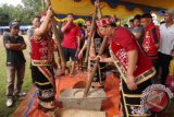 Agenda Gawai Dayak V Kabupaten Sekadau sedang berlangsung pada tanggal 8-11 Juli 2013. Gawai yang merupakan ungkapan syukur atas limpahan panen padi patut dilestarikan, sebagai bagian budaya lokal yang positif, sekaligus bisa menjadi daya tarik wisata Sekadau. Berbagai perwakilan kecamatan turut serta dalam gawai ini dengan menampilkan kekhasan masing-masing. (Foto Arkadius Gansi dan Tim)