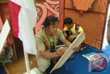 Agenda Gawai Dayak V Kabupaten Sekadau sedang berlangsung pada tanggal 8-11 Juli 2013. Gawai yang merupakan ungkapan syukur atas limpahan panen padi patut dilestarikan, sebagai bagian budaya lokal yang positif, sekaligus bisa menjadi daya tarik wisata Sekadau. Berbagai perwakilan kecamatan turut serta dalam gawai ini dengan menampilkan kekhasan masing-masing. (Foto Arkadius Gansi dan Tim)
