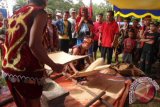 Agenda Gawai Dayak V Kabupaten Sekadau sedang berlangsung pada tanggal 8-11 Juli 2013. Gawai yang merupakan ungkapan syukur atas limpahan panen padi patut dilestarikan, sebagai bagian budaya lokal yang positif, sekaligus bisa menjadi daya tarik wisata Sekadau. Berbagai perwakilan kecamatan turut serta dalam gawai ini dengan menampilkan kekhasan masing-masing. (Foto Arkadius Gansi dan Tim)