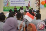 Anak-anak dari komunitas kepercayaan Sunda Wiwitan menembangkan kidung dan doa pada peringatan Hari Anak Nasional dari Kelompok Minoritas di gedung LBH Jakarta, Sabtu (27/7). Acara itu merangkul anak-anak dari kelompok minoritas untuk merayakan Hari Anak Nasional dengan tema "Suara Anak Suara Hati". ANTARAFOTO/Fanny Octavianus