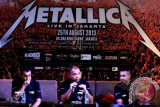 Founder BlackRock Jay Alatas (kiri) Presiden Direktur BlackRock Entertainment Krishna Radhitya (tengah) dan Founder BlackRock Taye Masyur (kanan) memberi keterangan pers jelang kedatangan grup band rock legenda Metallica di Jakarta, Selasa (16/7). Metallica akan menggelar konser untuk kedua kalinya dan kali ini bertajuk 