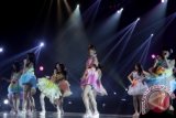 Aksi panggung grup vokal JKT48 dalam rangkaian tur 5 kota bertajuk "Perkenalkan, Nama Kami JKT48" di Tennis Indoor, Senayan, Jakarta, Rabu (3/7). Selain di Jakarta JKT48 sebelumnya telah mengadakan konser di 4 kota di Indonesia yaitu, Solo, Balikpapan, Surabaya, dan Makkasar, dalam konsernya JKT 48 juga membawakan lagu seperti "Aitakatta", "Heavy Rotation", "River", dan single terbaru mereka " Nagai Hikari" . ANTARA FOTO/Muhammad Adimaja/ss/mes/13