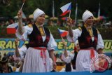 Delegasi kesenian dari Ceko pada Pembukaan Pesta Adat Seni dan Budaya Erau Pelas Benua dan Internasional Folklore and Art Festival di Stadion Madya Aji Imbut, Tenggarong, Kutai Kartanegara, Minggu (30/6) siang. (Hayru Abdi/ANTARA Kaltim)