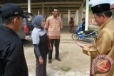 Kabag Ekonomi Ahdar Rifai (kanan), Kasubag Pemberitaan Humas Protokol Hendra W (kiri), Camat Loa Janan Mastukah (tengah) dan Kades Loa Janan Ulu Susilo (batik) berkoordinasi di pasar baru Loa Janan Ulu.
(Hayru Abdi/ANTARA Kaltim)