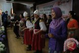 Acara resepsi Erau berlangsung santai dan penuh keakraban dengan menari dan bernyanyi bersama. Bupati Kukar Rita Widyasari mengajak para peserta dari berbagai negara dan daerah untuk menari dan bernyanyi. (Hayru Abdi/ANTARA Kaltim)