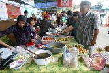 Samarinda (ANTARA Kaltim) - Sejumlah warga membeli berbagai makanan khas berbuka puasa yang di jajakan di Pasar Ramadhan GOR Segiri Samarinda, Jumat (12/7). Sebanyak 150 penjaja makanan dan jajanan khas bulan Ramadhan menempati kios yang disiapkan Pemerintah Kota Samarinda di lapangan Parkir Gor Segiri Samarinda. (Amirullah/ANTARA)