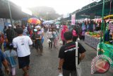 Samarinda (ANTARA Kaltim) - Suasana pasar Ramadhan di GOR Segiri Samarinda yang setiap hari terus dipadati warga yang berburu jajanan berbuka puasa. Sebanyak 150 penjaja makanan, jajanan khas dan pernak-pernik bulan Ramadhan menempati kios yang disiapkan Pemerintah Kota Samarinda di lapangan Parkir Gor Segiri Samarinda. (Amirullah/ANTARA) 