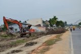  <br />
<br />
Sebuah alat berat menyelesaikan pembangunan Jalan Arteri menuju Bandara Kuala Namu di Kecamatan Batang Kuis, Kabupaten Deli Serdang, Sumut, Selasa (16/7). Progres Pembangunan  Kuala Namu kini telah mencapai sekitar 60 persen. (Foto antarasumut/Fai)