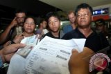 Petugas pengamanan Bandara Polonia memeriksa identitas calon penumpang pesawat, di Medan, Sumut, Minggu (14/7). Pihak keamanan melakukan peningkatan keamanan di bandara itu untuk mempersempit gerak ratusan narapidana yang kabur dari Lapas Kelas I Tanjung Gusta, pasca kerusuhan. ANTARA FOTO/Irsan Mulyadi/nym/2013.