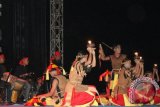 Kelompok Seni Kepompong Kuning dari Kecamatan Kenohan mewakili Kutai Kartanegara di Pentas Seni EIFAF 2013. (Johan A Hakim/ANTARA Kaltim)